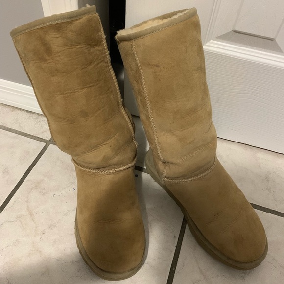 TALL UGG BOOTS - Picture 1 of 3